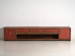 Meuble bas ancien laqué rouge en orme – Chine, vers 1900