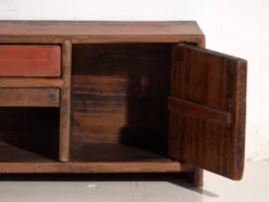 Meuble bas ancien laqué rouge en orme – Chine, vers 1900