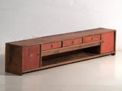 Meuble bas ancien laqué rouge en orme – Chine, vers 1900