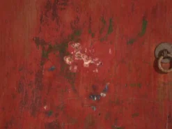 Meuble bas ancien laqué rouge en orme – Chine, vers 1900