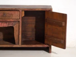 Meuble bas ancien laqué rouge en bois de pin – Chine, vers 1900