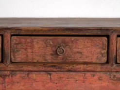 Meuble bas ancien laqué rouge en bois de pin – Chine, vers 1900