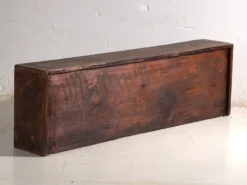 Meuble bas ancien laqué rouge en bois de pin – Chine, vers 1900