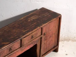 Meuble bas ancien laqué rouge en bois de pin – Chine, vers 1900