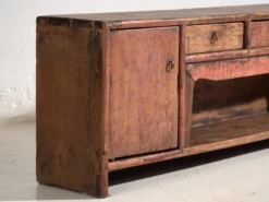 Meuble bas ancien laqué rouge en bois de pin – Chine, vers 1900