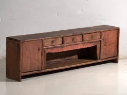 Meuble bas ancien laqué rouge en bois de pin – Chine, vers 1900