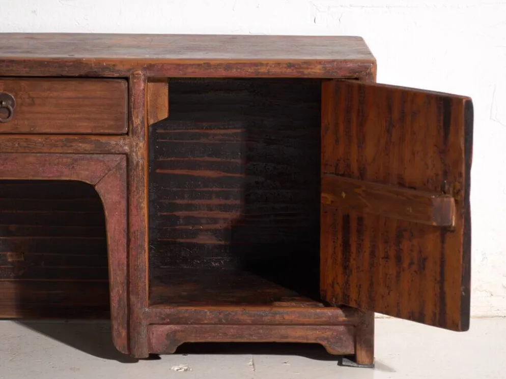 Meuble bas ancien peint en bois de pin – Chine, vers 1900