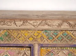 Meuble bas ancien sculpté polychrome en pin – Xinjiang, vers 1900