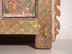 Meuble bas ancien sculpté polychrome en pin – Xinjiang, vers 1900