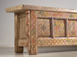 Meuble bas ancien sculpté polychrome en pin – Xinjiang, vers 1900