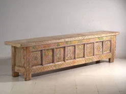 Meuble bas ancien sculpté polychrome en pin – Xinjiang, vers 1900