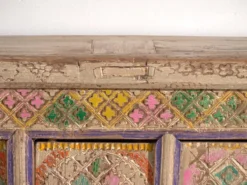 Meuble bas ancien sculpté polychrome en pin – Xinjiang, vers 1900