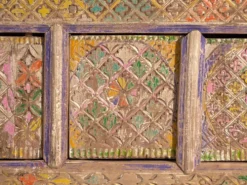 Meuble bas ancien sculpté polychrome en pin – Xinjiang, vers 1900