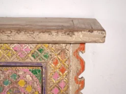 Meuble bas ancien sculpté polychrome en pin – Xinjiang, vers 1900