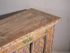 Meuble bas ancien sculpté polychrome en pin – Xinjiang, vers 1900
