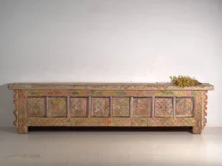Meuble bas ancien sculpté polychrome en pin – Xinjiang, vers 1900