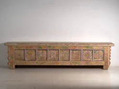 Meuble bas ancien sculpté polychrome en pin – Xinjiang, vers 1900