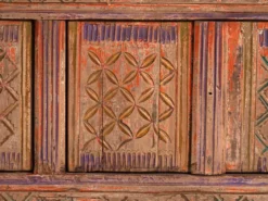 Meuble bas ancien sculpté polychrome en sapin – Xinjiang, vers 1900