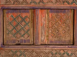 Meuble bas ancien sculpté polychrome en sapin – Xinjiang, vers 1900