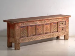 Meuble bas ancien sculpté polychrome en sapin – Xinjiang, vers 1900