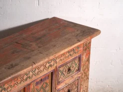 Meuble bas ancien sculpté polychrome en sapin – Xinjiang, vers 1900