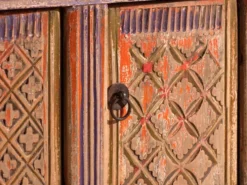 Meuble bas ancien sculpté polychrome en sapin – Xinjiang, vers 1900