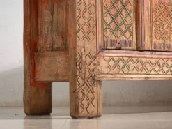 Meuble bas ancien sculpté polychrome en sapin – Xinjiang, vers 1900