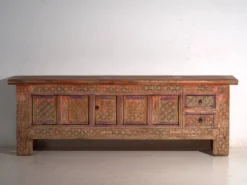 Meuble bas ancien sculpté polychrome en sapin – Xinjiang, vers 1900