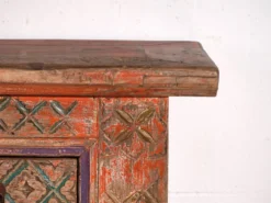 Meuble bas ancien sculpté polychrome en sapin – Xinjiang, vers 1900