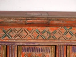 Meuble bas ancien sculpté polychrome en sapin – Xinjiang, vers 1900