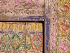 Meuble bas ancien sculpté polychrome en pin – Xinjiang, vers 1900
