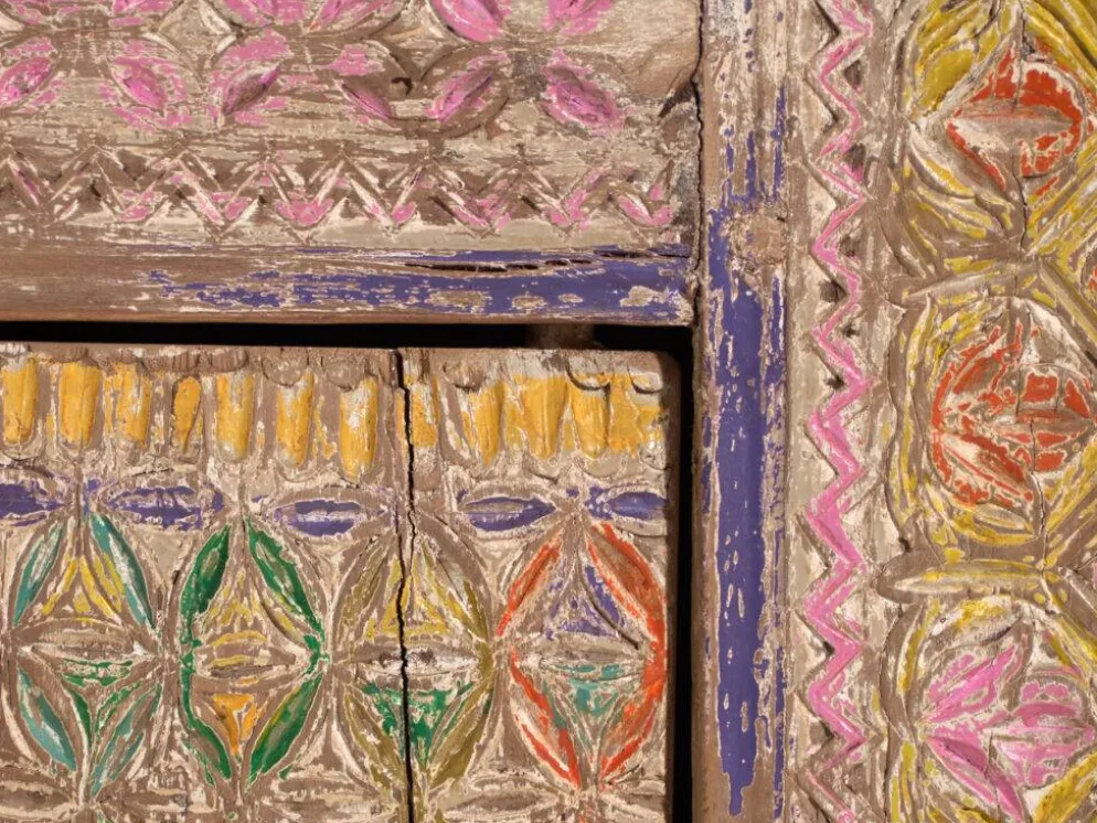 Meuble bas ancien sculpté polychrome en pin – Xinjiang, vers 1900