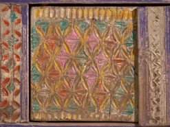 Meuble bas ancien sculpté polychrome en pin – Xinjiang, vers 1900