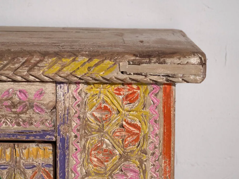 Meuble bas ancien sculpté polychrome en pin – Xinjiang, vers 1900