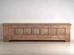 Meuble bas ancien sculpté polychrome en pin – Xinjiang, vers 1900