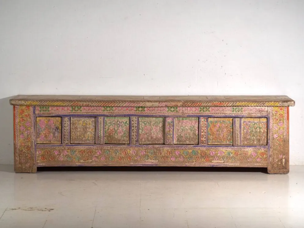 Meuble bas ancien sculpté polychrome en pin – Xinjiang, vers 1900