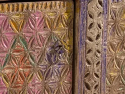 Meuble bas ancien sculpté polychrome en pin – Xinjiang, vers 1900
