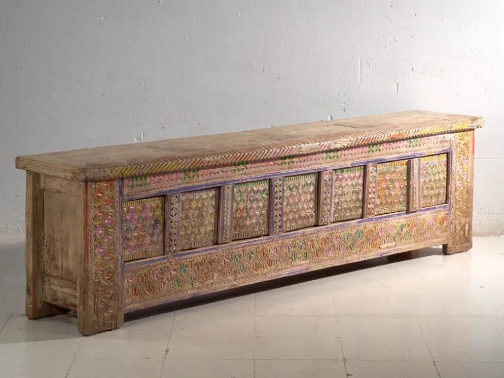 Meuble bas ancien sculpté polychrome en pin – Xinjiang, vers 1900