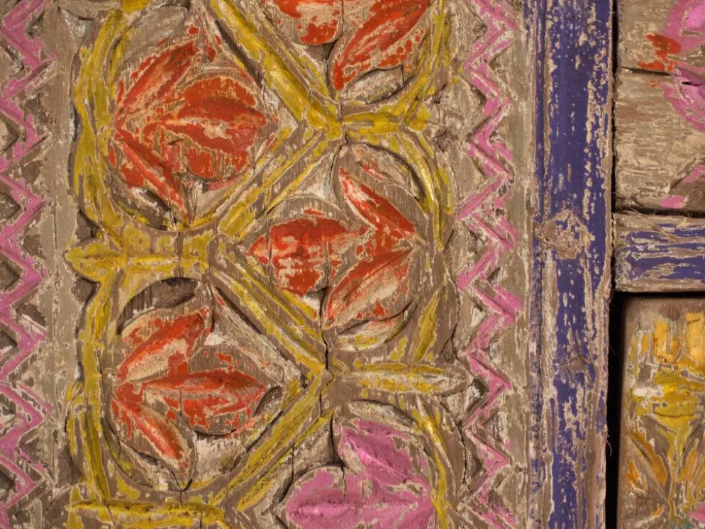 Meuble bas ancien sculpté polychrome en pin – Xinjiang, vers 1900