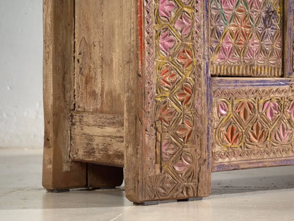 Meuble bas ancien sculpté polychrome en pin – Xinjiang, vers 1900