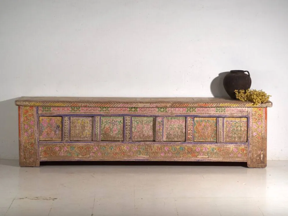 Meuble bas ancien sculpté polychrome en pin – Xinjiang, vers 1900