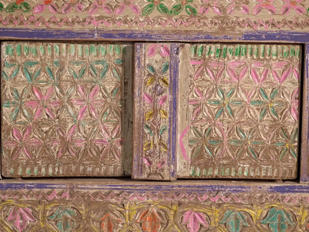 Meuble bas ancien sculpté polychrome en pin – Xinjiang, vers 1900