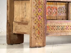 Meuble bas ancien sculpté à tiroirs en pin – Xinjiang, vers 1900