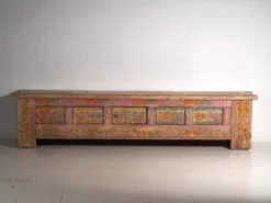 Meuble bas ancien sculpté à tiroirs en pin – Xinjiang, vers 1900