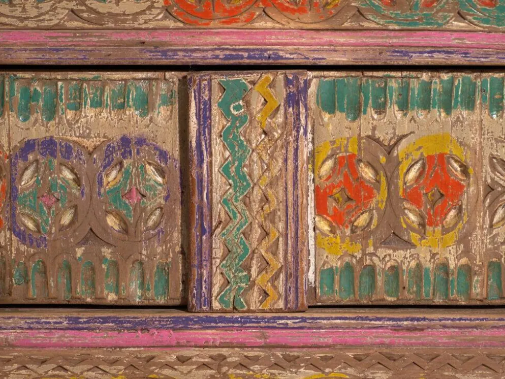Meuble bas ancien sculpté à tiroirs en pin – Xinjiang, vers 1900