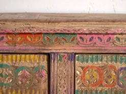 Meuble bas ancien sculpté à tiroirs en pin – Xinjiang, vers 1900