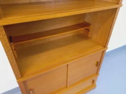 Meuble bibliothèque de rangement vintage en bois de chêne des années 60
