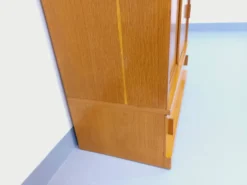 Meuble bibliothèque de rangement vintage en bois de chêne des années 60
