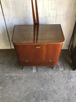 Meuble à boissons Art Déco en noyer marron avec lampe intégrée et laiton, 1950s
