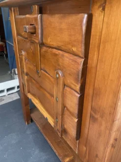 Meuble brutaliste en pin vintage